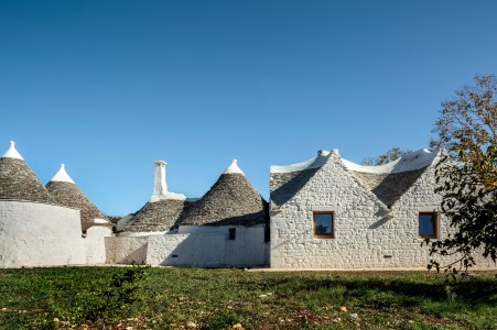 Trulli storici immersi nel paesaggio rurale